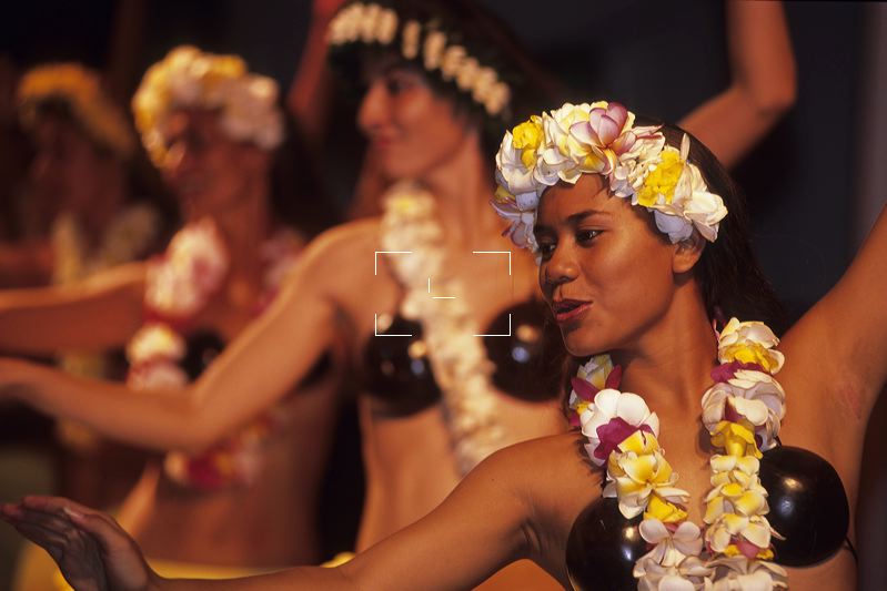 Таитянский танец. Танцы народов Таити. Танцы народов Полинезии. Танцующие таитянки. Таитяне культура.